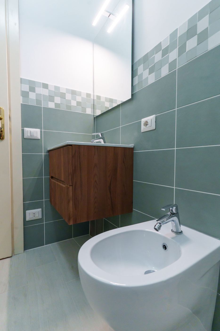Come rifare un bagno piccolo: soluzioni salvaspazio che funzionano